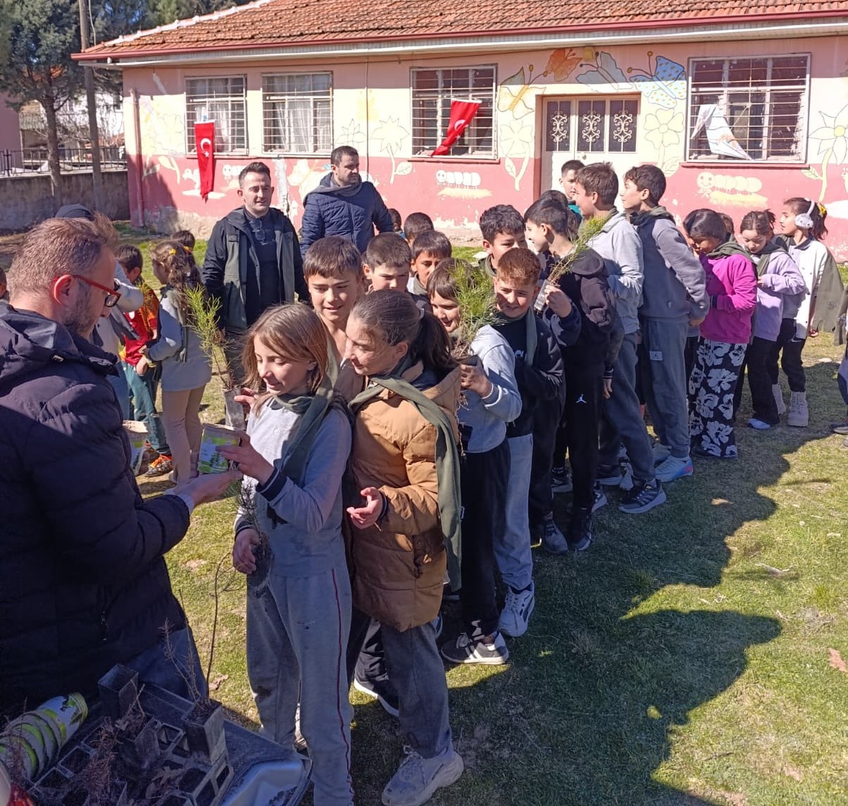 GEDİZLİ ÖĞRENCİLERDEN “YEŞİL VATAN” SEFERBERLİĞİ: GELECEĞE NEFES OLDULAR