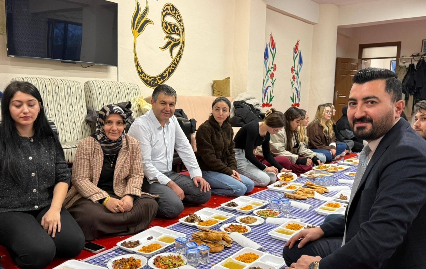 GEDİZ’DE ÜNİVERSİTE GENÇLİĞİ İFTAR SOFRASINDA BULUŞTU