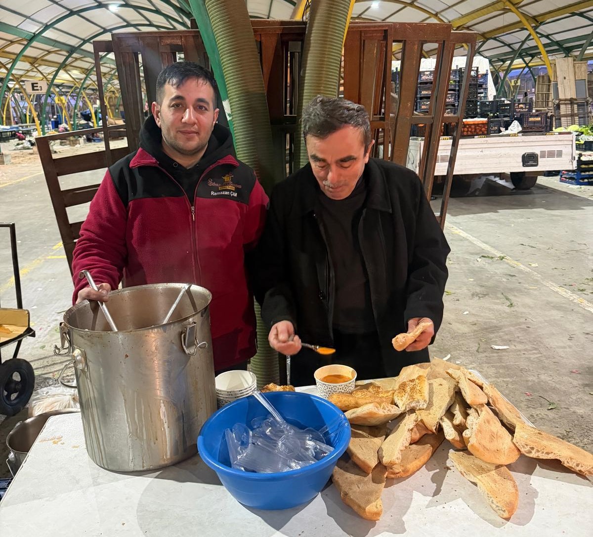 Gediz Pazarı’nda Gönül Sofrası: Hayırsever Esnaftan Pazarcıya “İftar Çorbası”