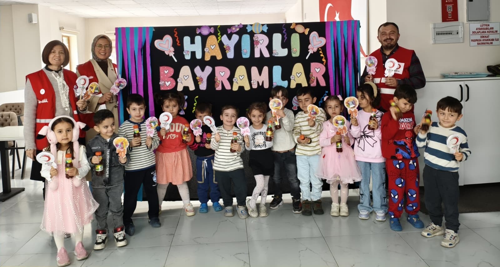 Kızılay’dan Gedizli Miniklere Tatlı Sürpriz: Serdar Camii’nde Bayram Sevinci