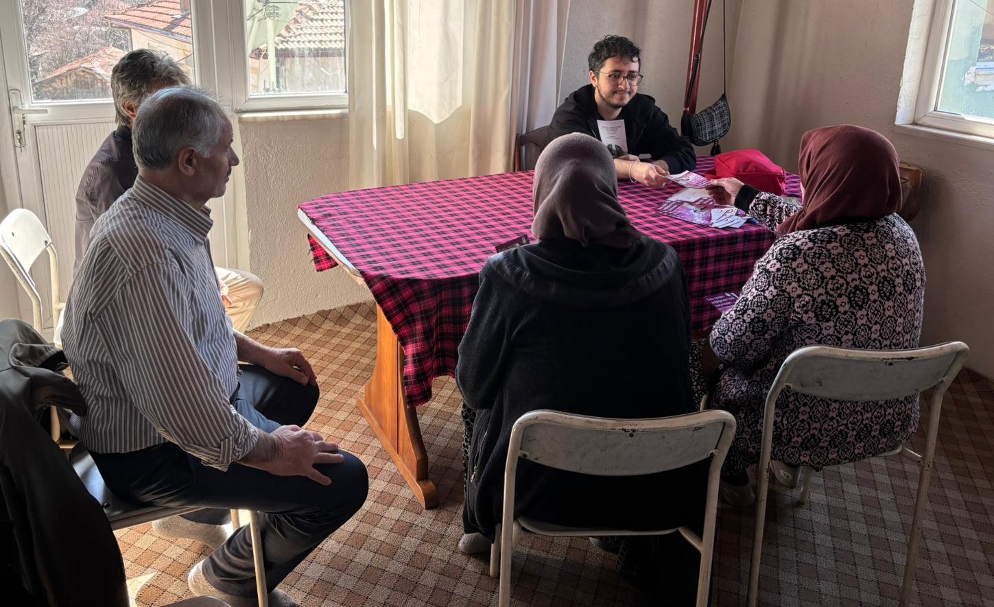 Gediz’de “Yaş Almak Değil, Yalnız Kalmak Yorar”: Sağlık Ekiplerinden Köylere Şifa Ziyareti