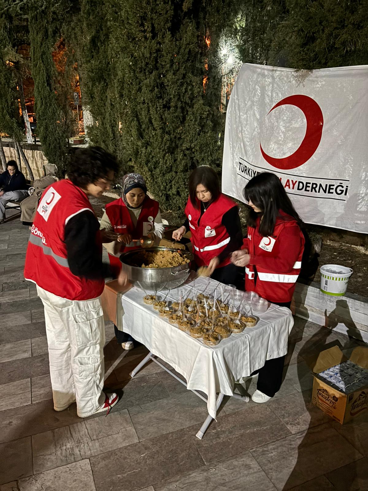 GEDİZ GENÇ KIZILAY’DAN KADİR GECESİNDE BİN KİŞİLİK HELVA İKRAMI