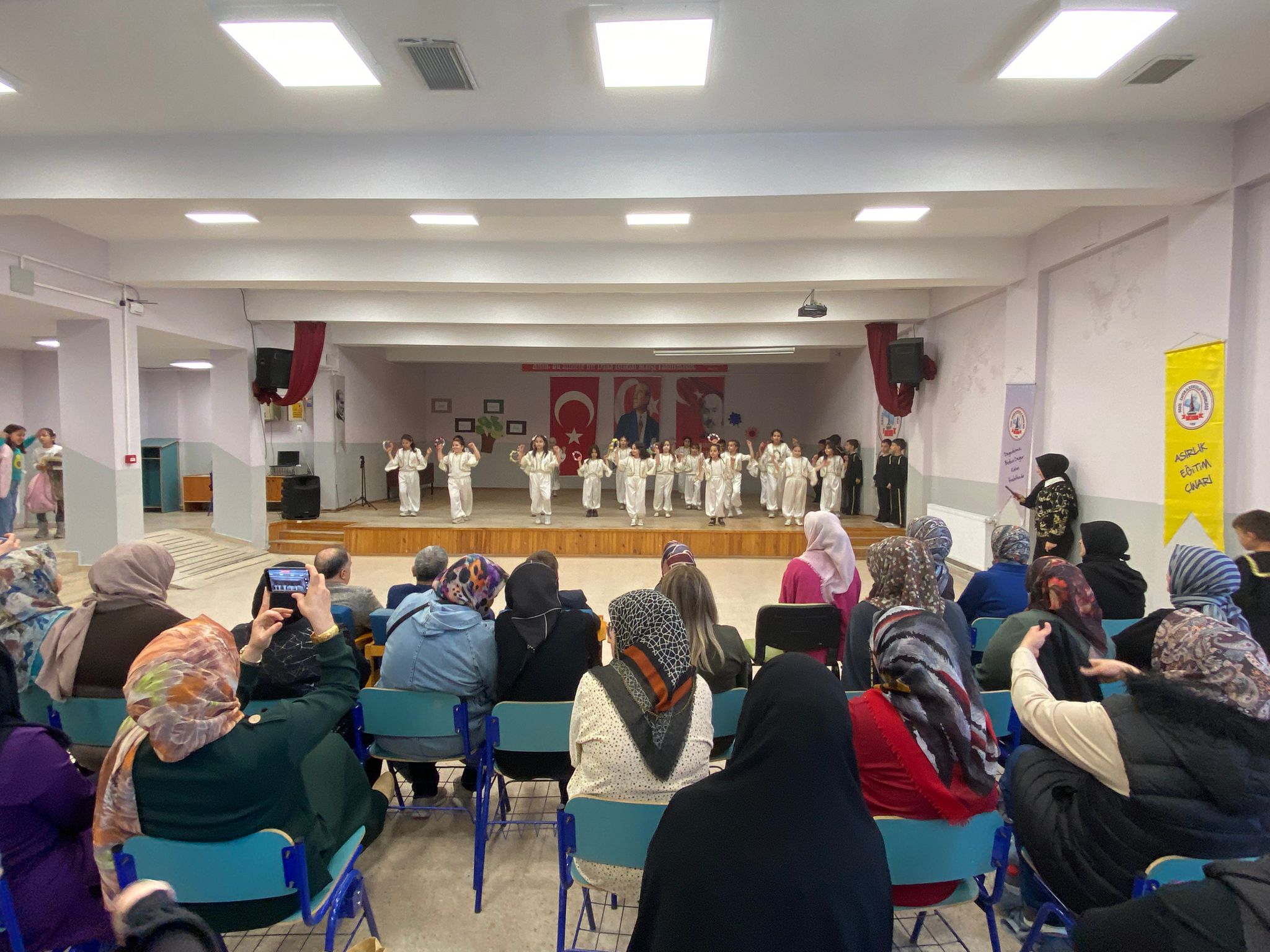 Gediz’de “Gönüllere Dokunan” Dayanışma: 23 Nisan Kıyafetleri Halk Eğitimden