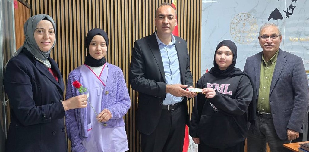 Gedizli Gençlerden Şiddete Karşı Sevgi Duruşu: “Öğretmenlerimizin Yanındayız”