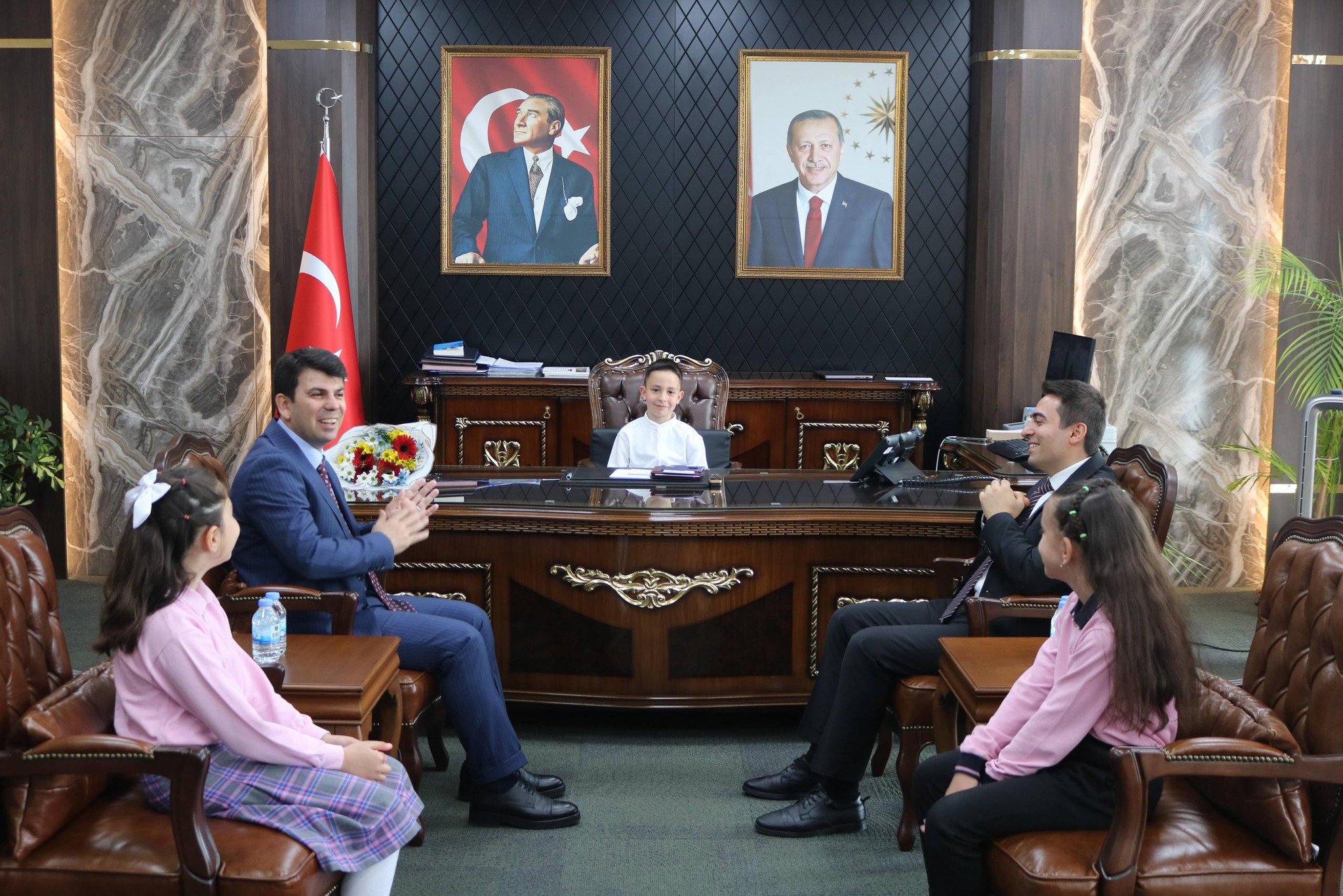 Gediz’de 23 Nisan Coşkusu: Kaymakamlık Koltuğu Geleceğin Teminatı Çocuklara Emanet