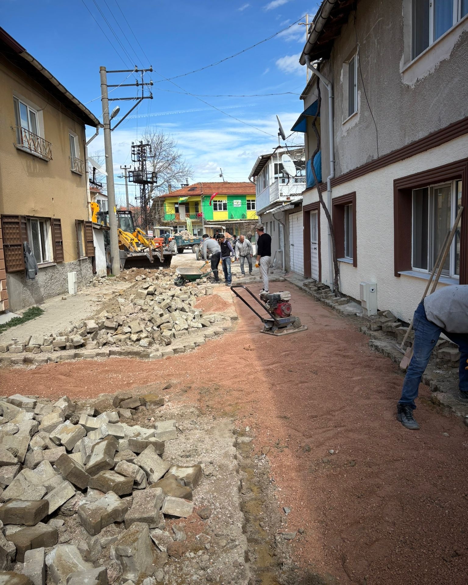 Eskigediz’de Akçaalan Mahallesi’nin Yolları Yenileniyor: Konforlu Ulaşım İçin Hummalı Çalışma