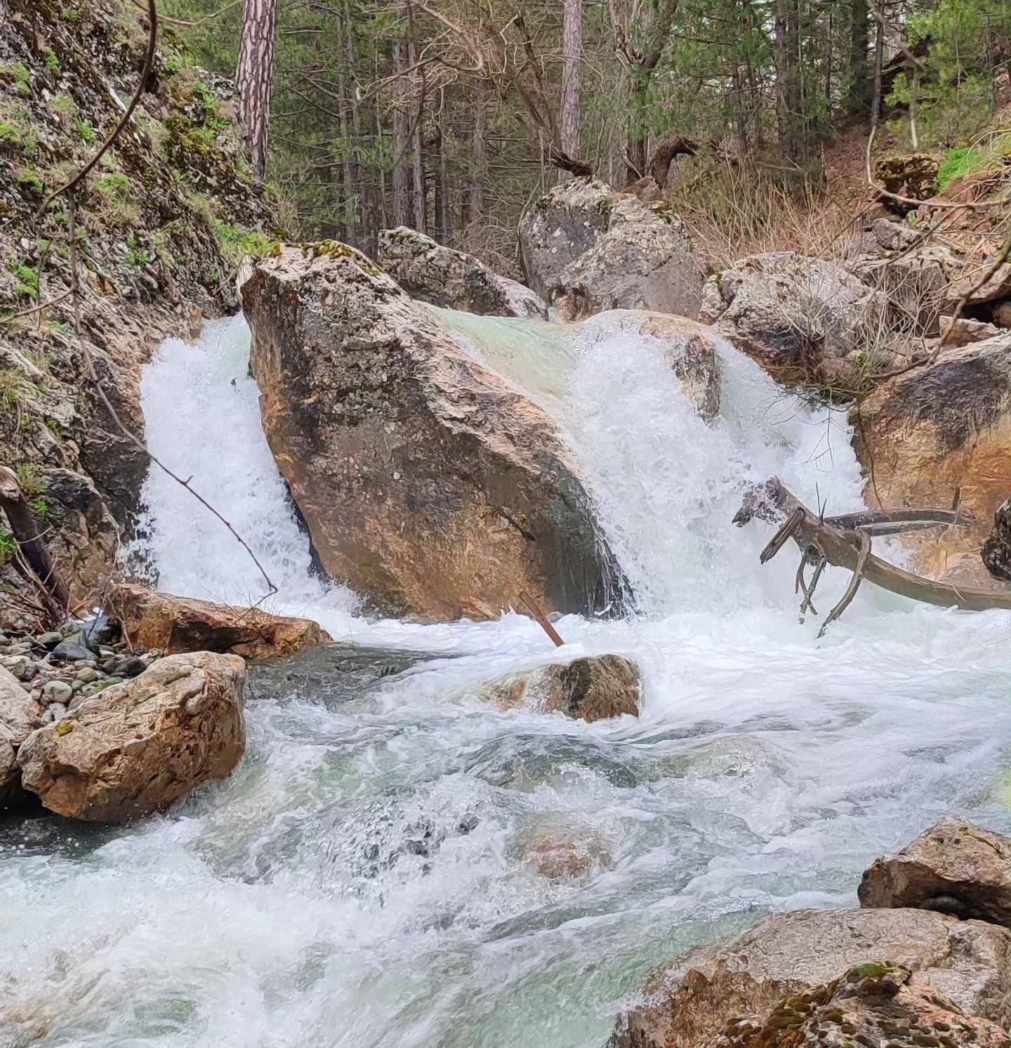 Karapınar Şelalesi’nde Bahar Coşkusu: Doğanın Kalbi Gediz’de Atıyor!