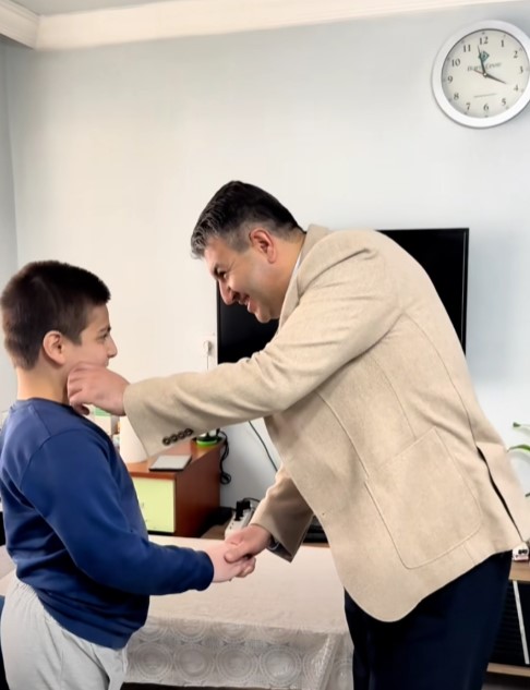 Gediz’de Engeller Sevgiyle Aşılıyor: Başkan Akel’den Ertuğrul’a Akülü Araç Müjdesi