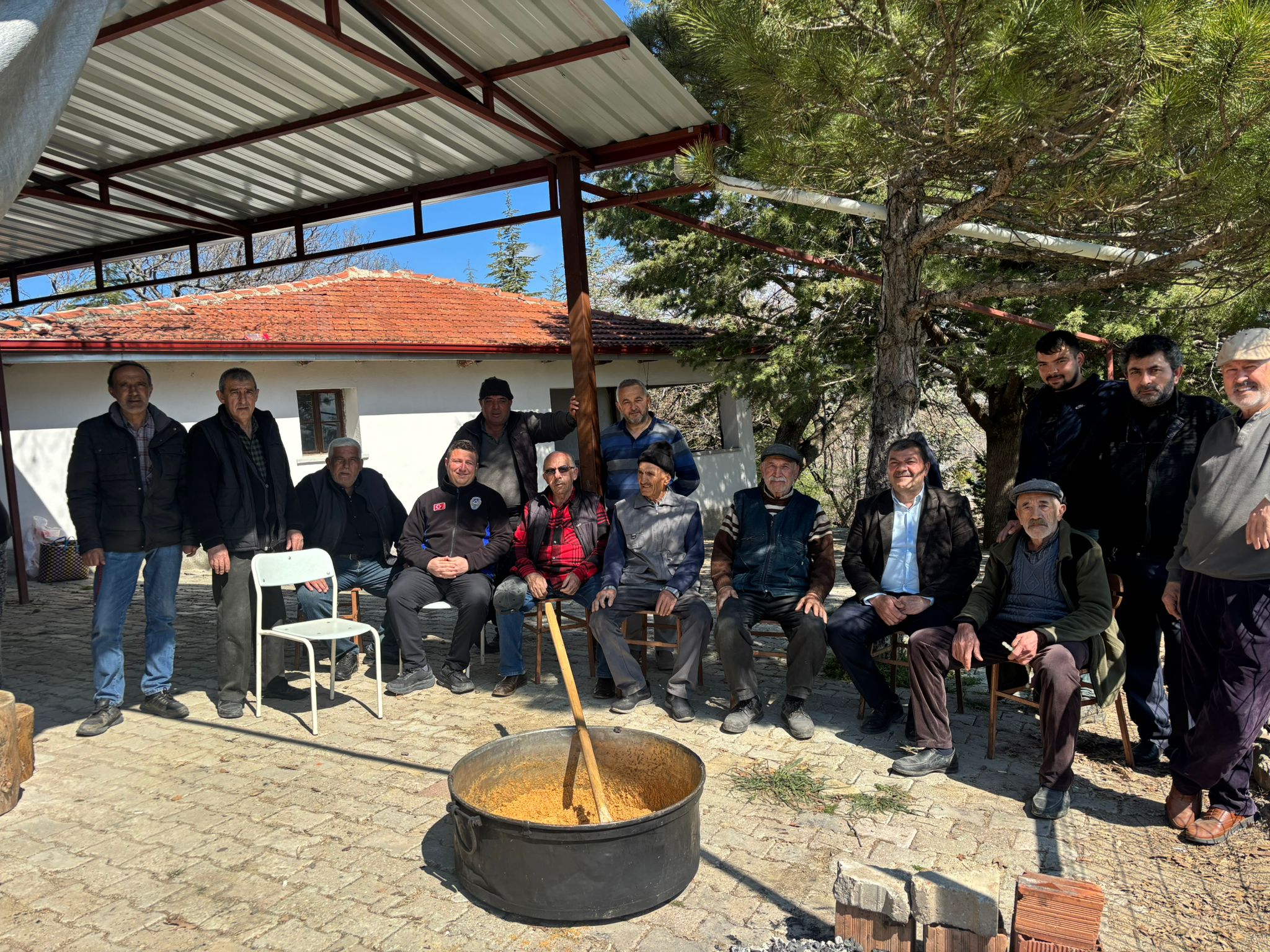 Eskigediz’de Nevruz Coşkusu: Akçaalan Mahallesi’nde Geleneksel Helva Basımı Yapıldı