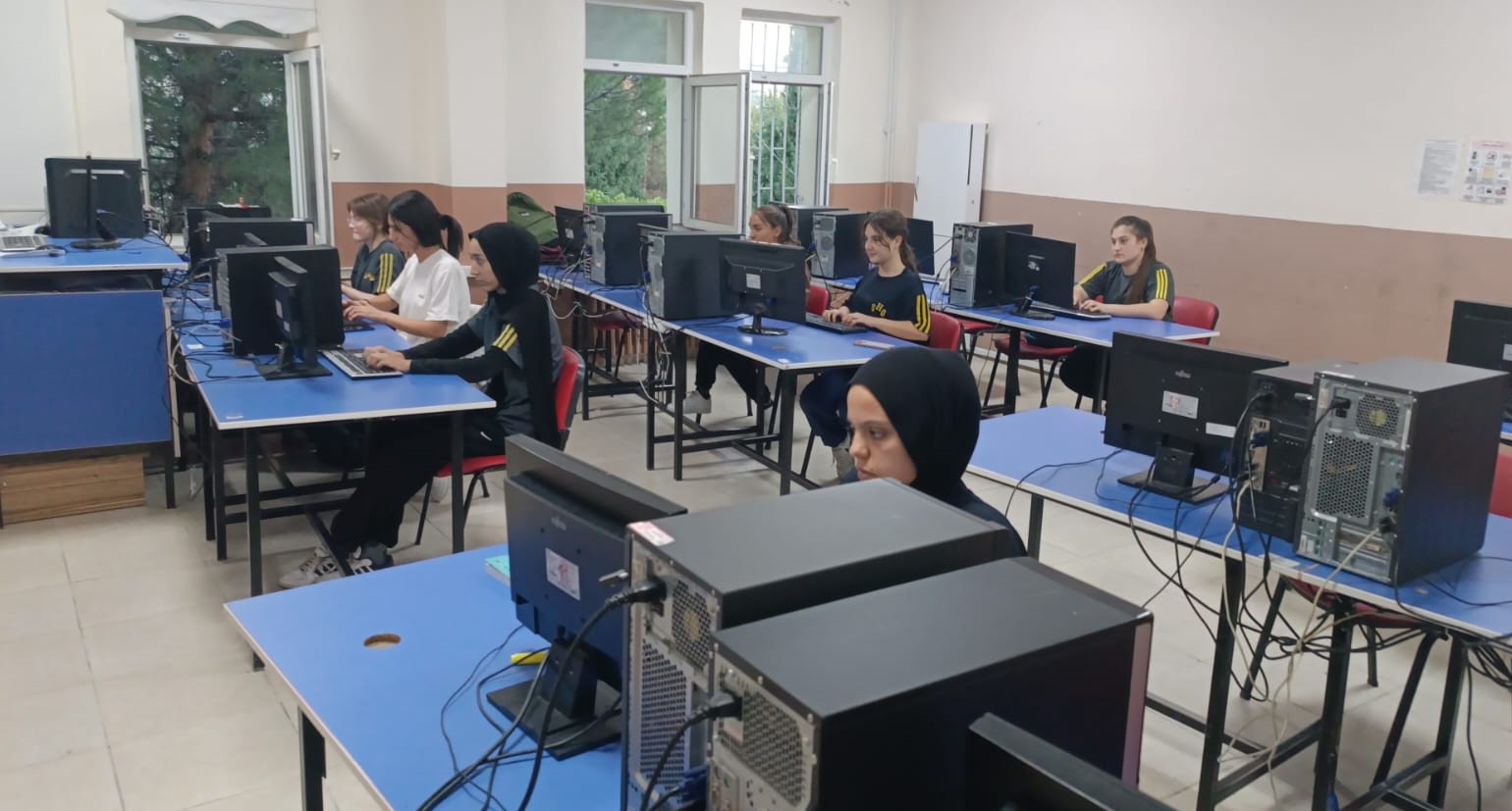 Gediz’in “Hızlı Parmakları” Türkiye’ye Damga Vurdu: Şehit Hüseyin Gürlekli Lisesi’nden Büyük Başarı