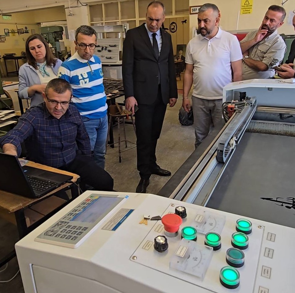 Gediz’de Eğitime Değer Katan Güçlü İş Birliği: Yunus Emre MTAL’ye Fiber Markalama Makinesi