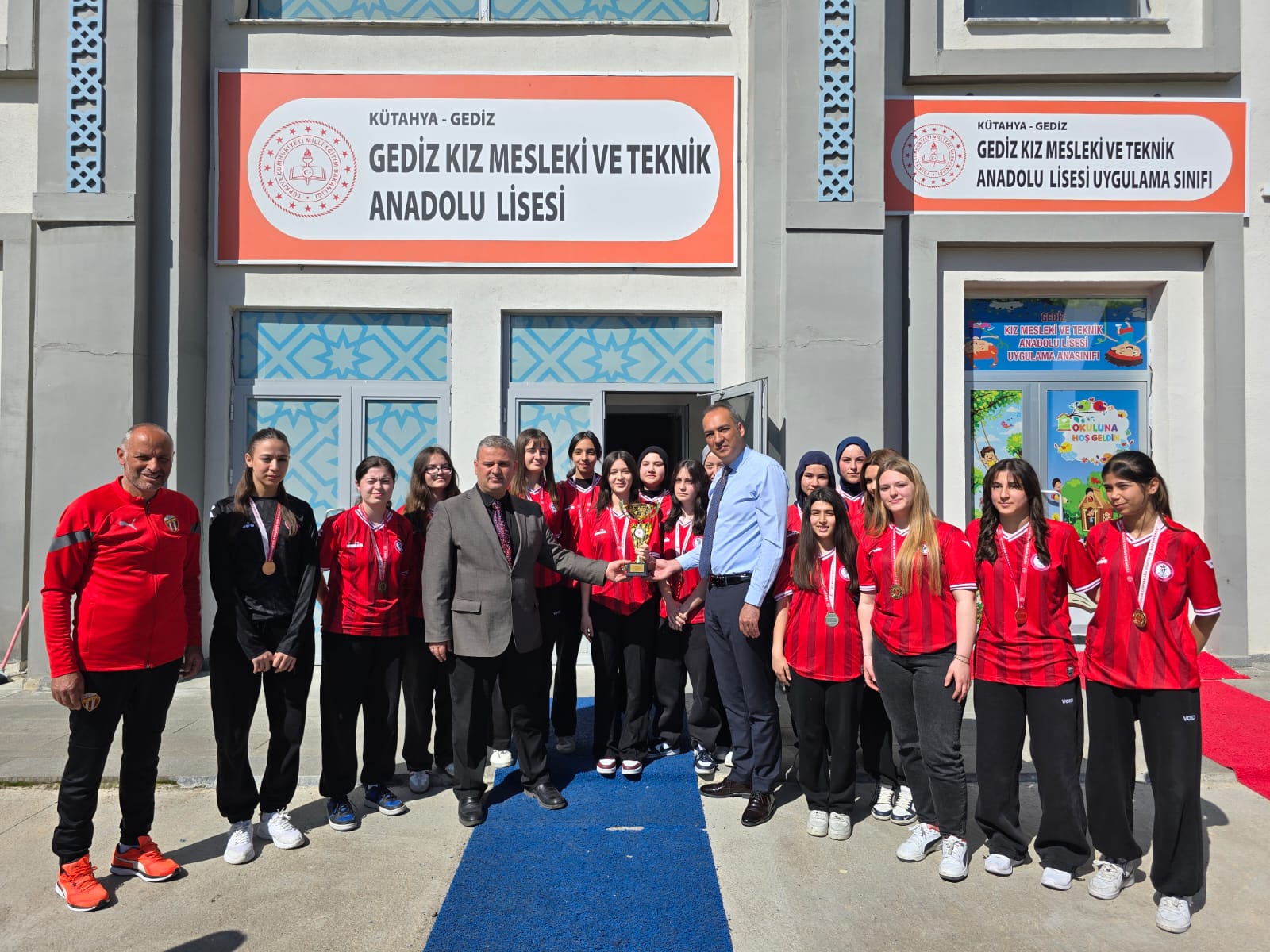 Gediz’in “Altın Kızları” Şampiyonluk Kupasını Havaya Kaldırdı: İl Birinciliği Gediz’in!
