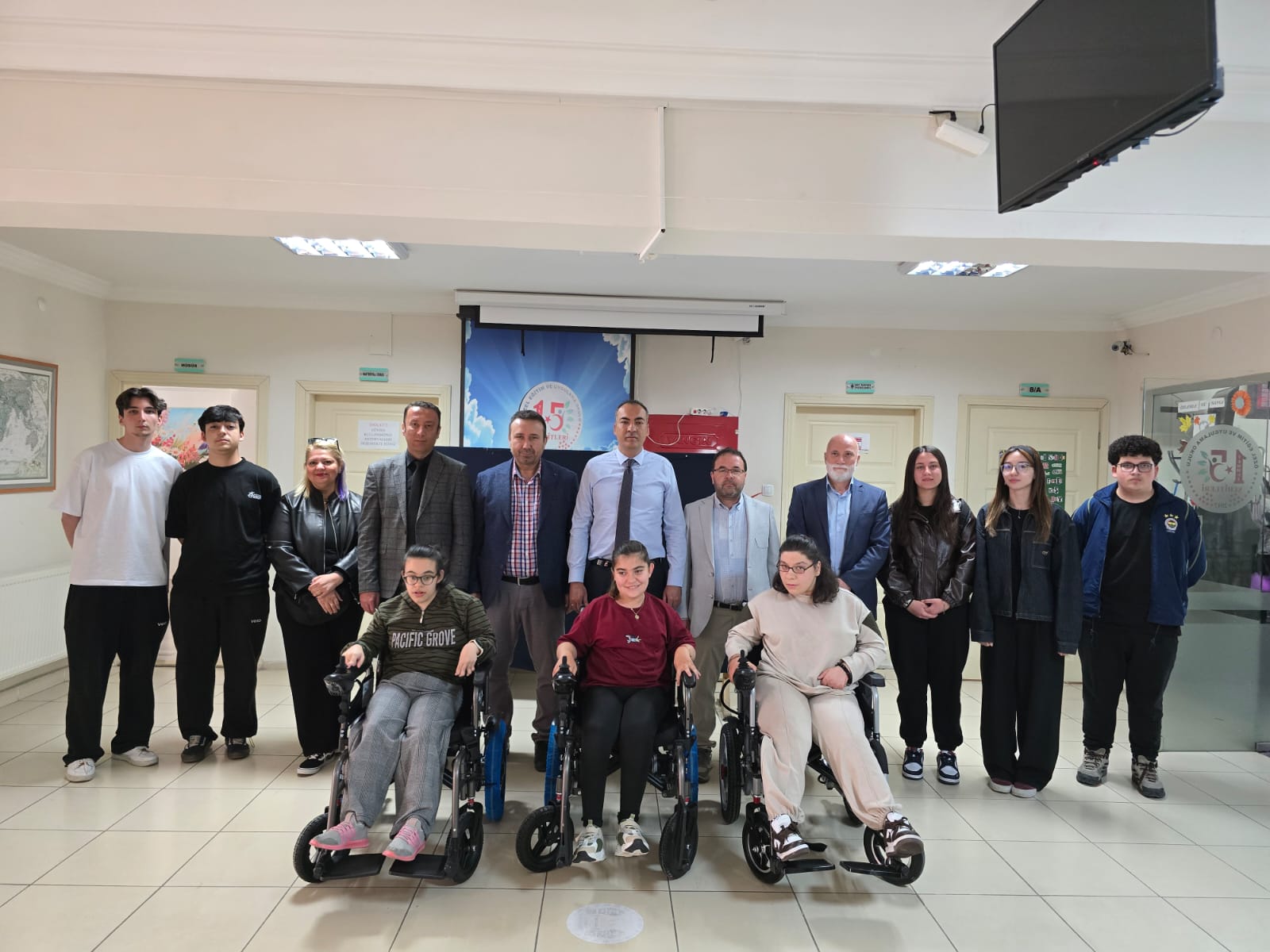 Gediz’de “Genç AR-GE”den Anlamlı Dayanışma: Özel Kardeşlerine Tekerlekli Sandalye Desteği
