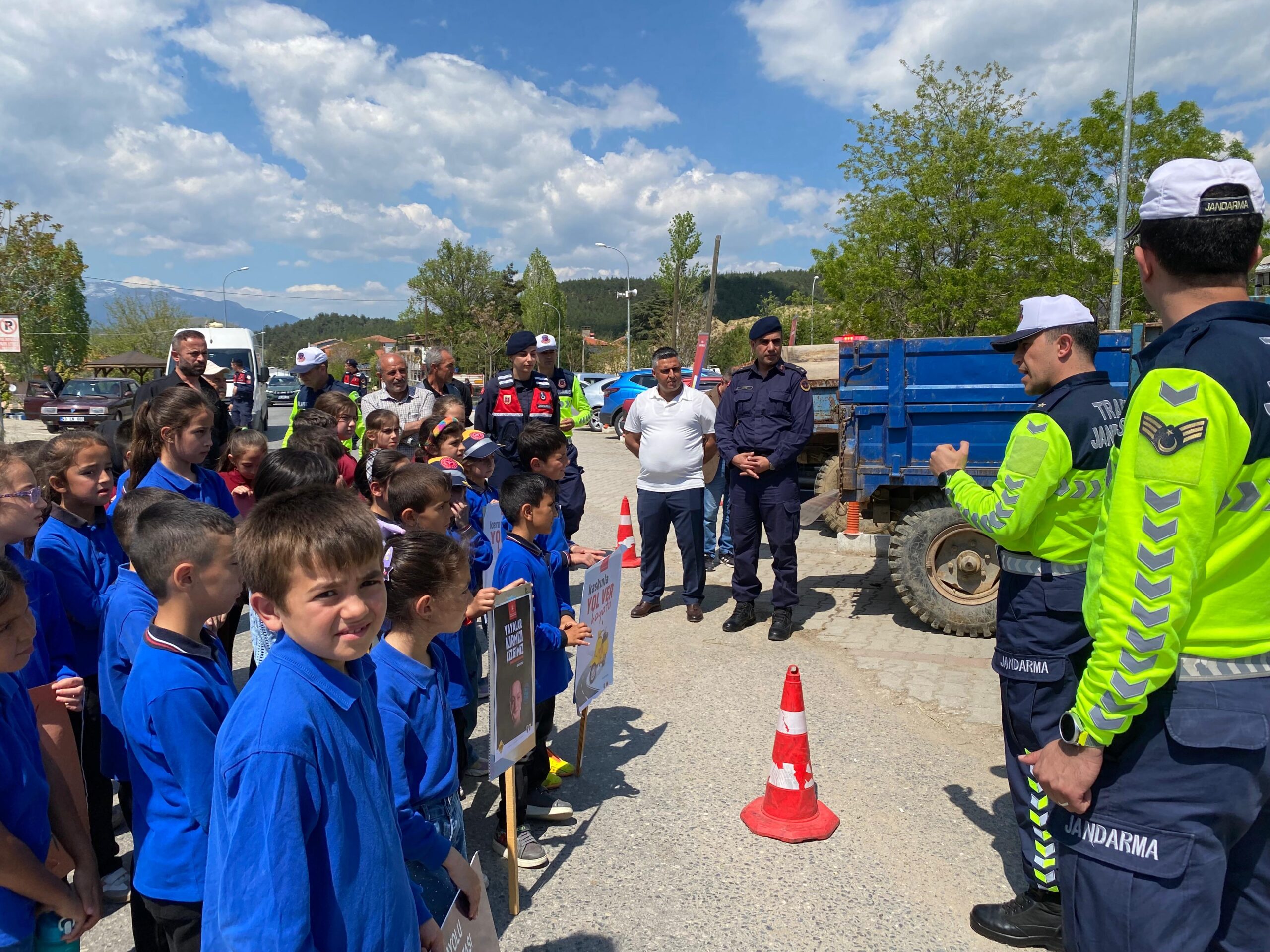 Yenikent’te Trafik Haftası Seferberliği: Hem Minikler Hem Çiftçiler Bilgilendirildi