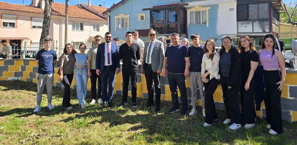 Gençlerin Sanatı Gediz’de Duvarlara Hayat Verdi: İlçe Millî Eğitim’in Çehresi Değişti