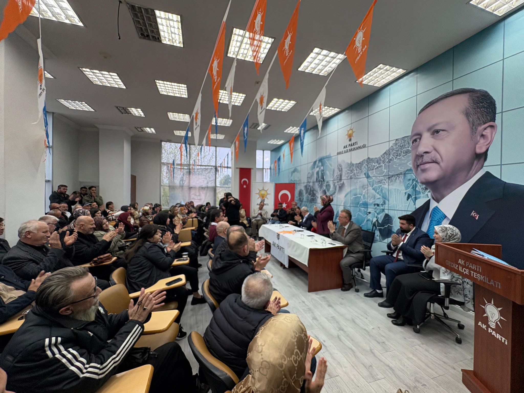 AK Parti Gediz’de “İstişare ve Birlik” Rüzgarı: Genişletilmiş İlçe Danışma Meclisi Toplandı