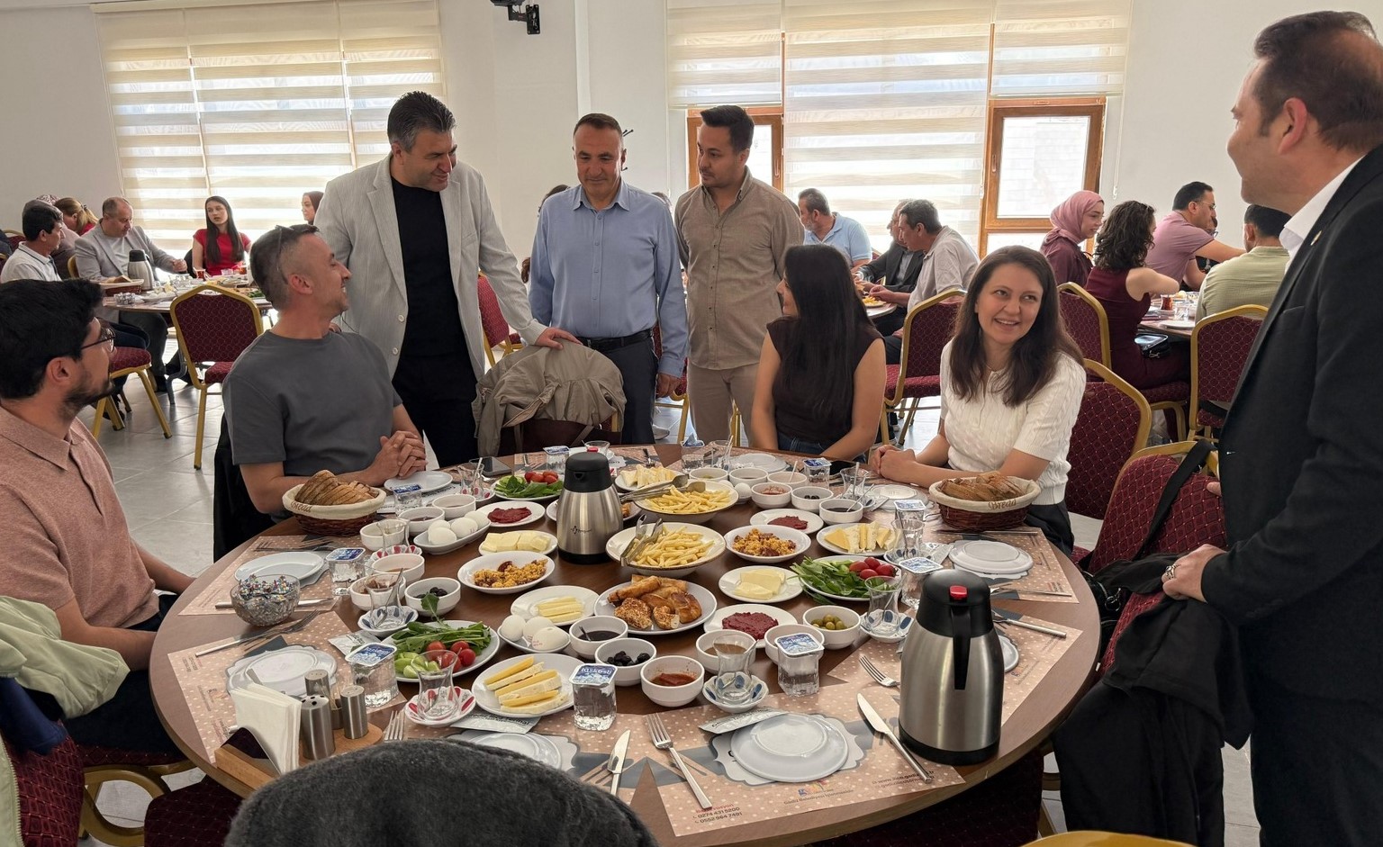Gediz’de Sağlık Çalışanlarına Anlamlı Vefa: Başkan Akel Ebe ve Hemşireleri Kahvaltıda Ağırladı
