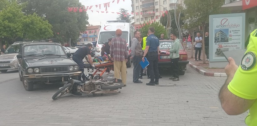 Gediz’de Otomobil ile Motosiklet Çarpıştı: Ehliyetsiz Genç Sürücü ve Kardeşi Yaralandı