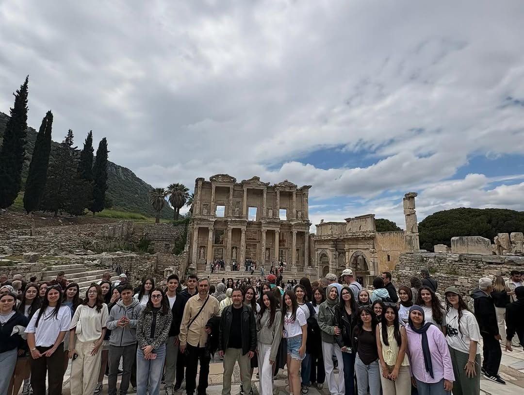 Okumanın Ödülü Ege’de: MNA Anadolu Lisesi’nden Başarılı Öğrencilere Kültür Gezisi