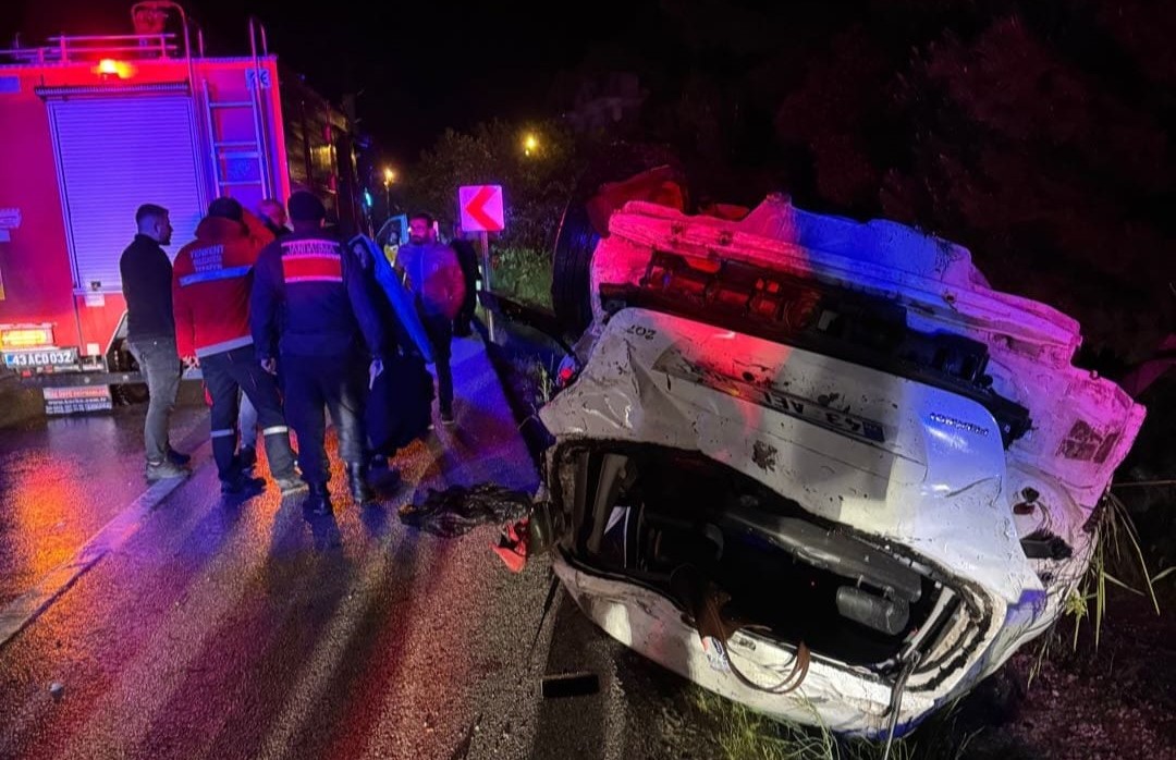 Gediz-Uşak Karayolu’nda Trafik Kazası: 4 Yaralı