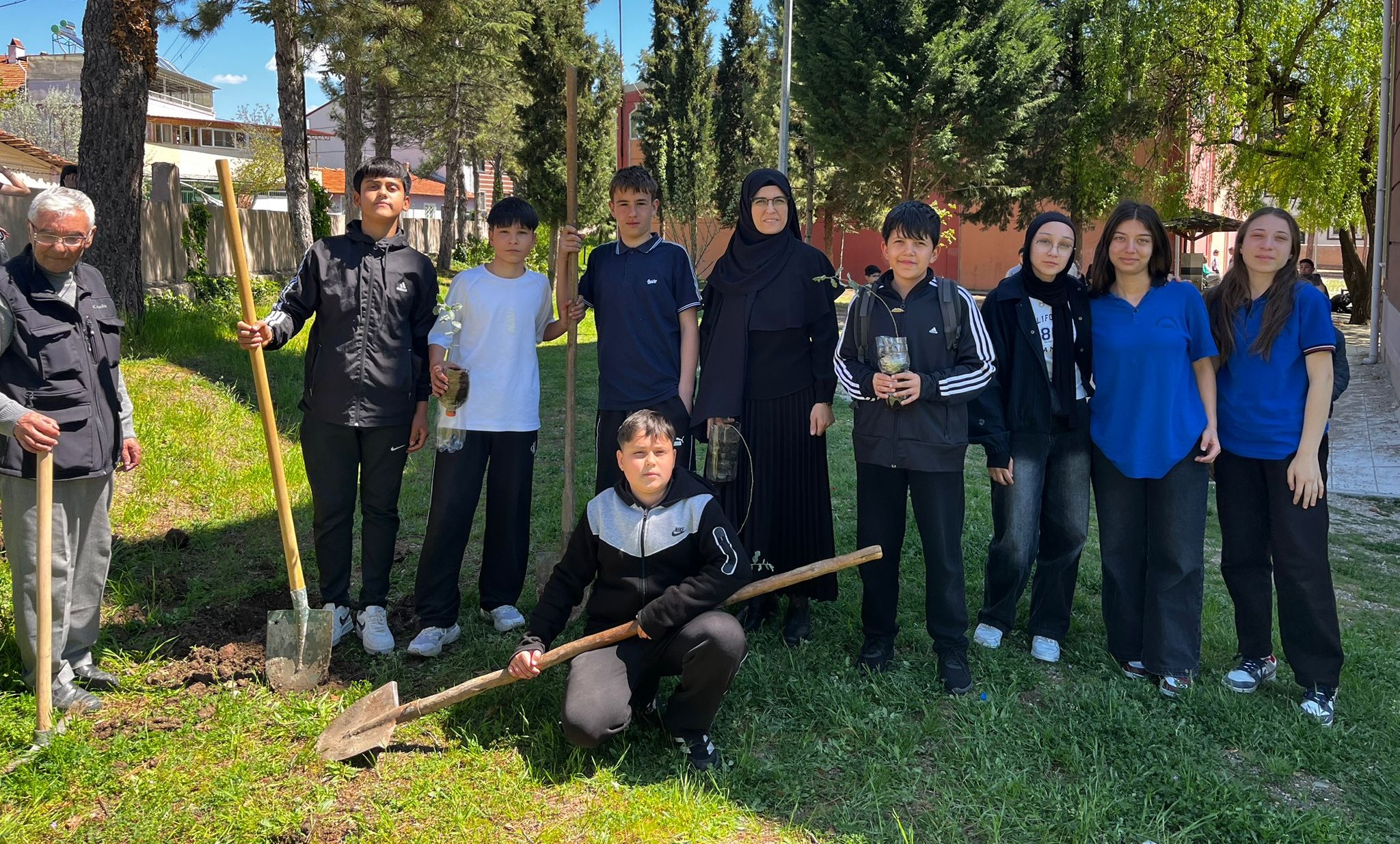 Gediz’de “Geleceğe Nefes” Hareketi: Mehmetçik Ortaokulu Öğrencileri Kendi Yetiştirdikleri Fidanları Toprakla Buluşturdu