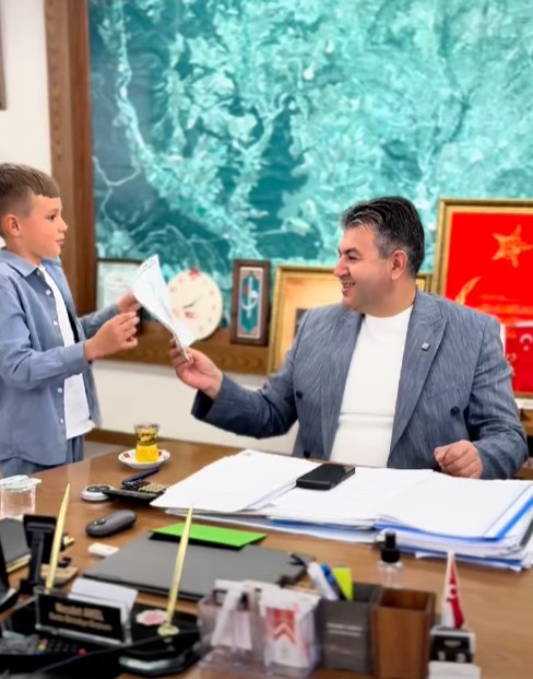Miniklerin Resimli Talebine Başkan Akel’den Jet Yanıt: Umurbey İlkokulu İçin Çalışmalar Başlıyor