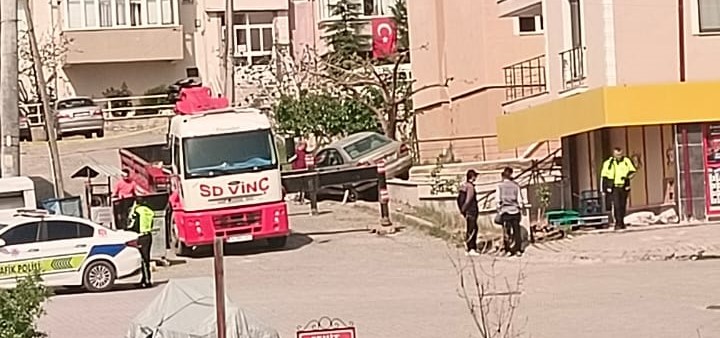 Gediz’de Akılalmaz Kaza: Freni Boşalan Araç Doğalgaz Borusunda Askıda Kaldı!