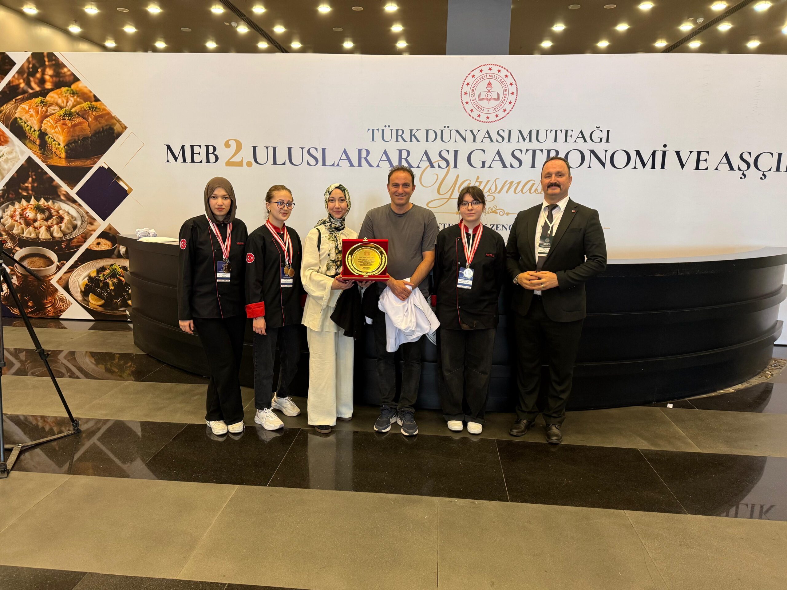 Gediz’in Altın Kızları İstanbul’u Fethetti: Uluslararası Yarışmadan Madalyalarla Döndüler!