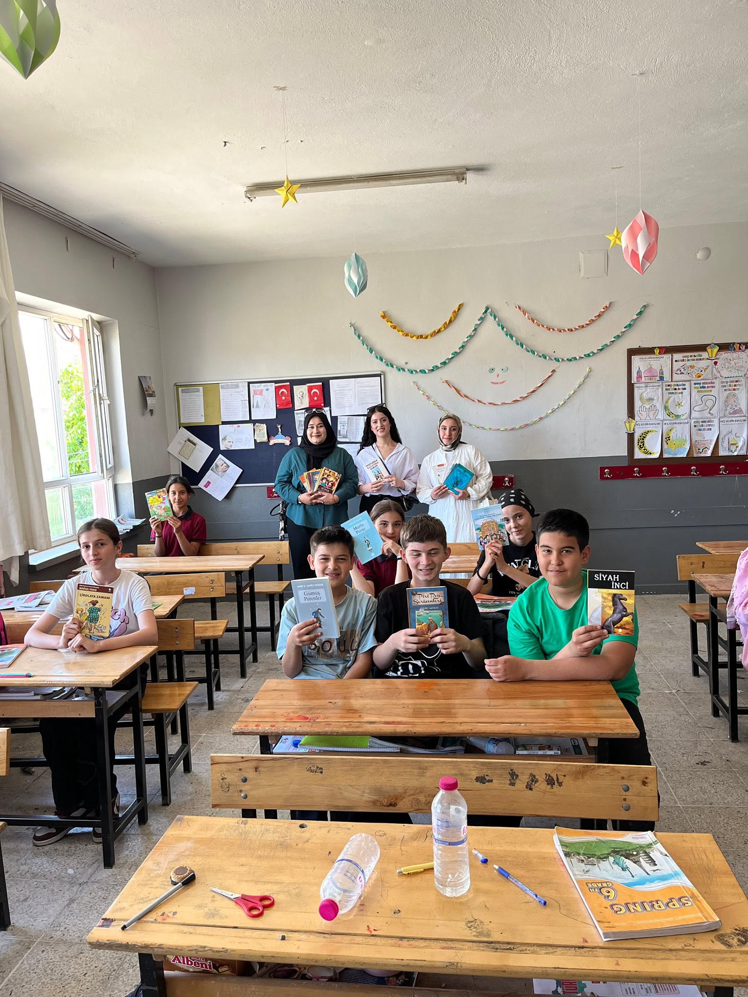 Gediz’de “El Ele Eğitim” Seferberliği: Üniversiteli Gençlerden Minik Kalplere Kitap Bağışı
