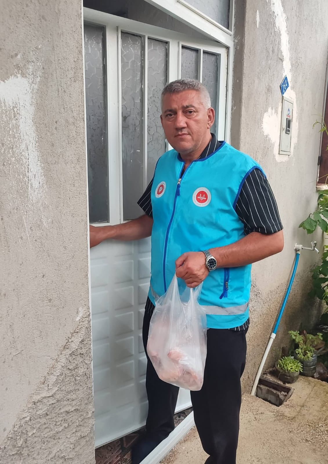 Gediz’de Müftülük Manevi Danışmanları Kurban Etlerini İhtiyaç Sahiplerine Ulaştırdı