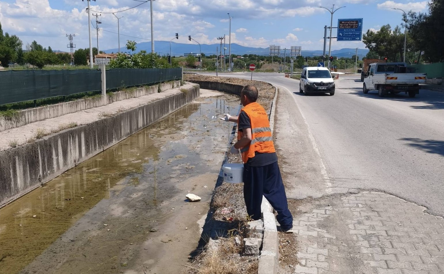 Gediz’de Halk Sağlığı İçin Seferberlik: Dere Yataklarında Larva İlaçlaması Aralıksız Sürüyor