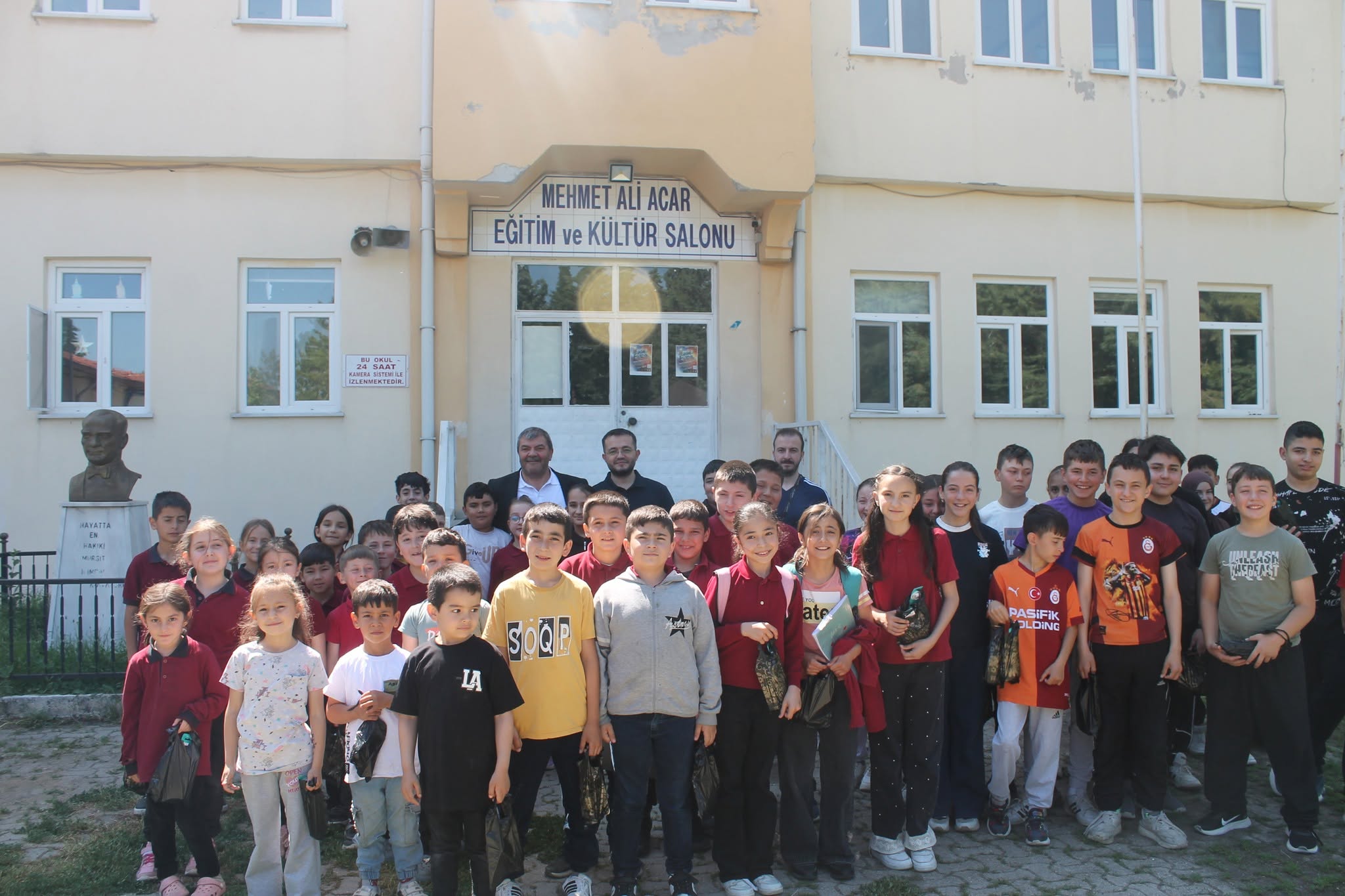 ESKİGEDİZ BELEDİYESİ’NDEN ÖĞRENCİLERE TEMİZLİK SETİ