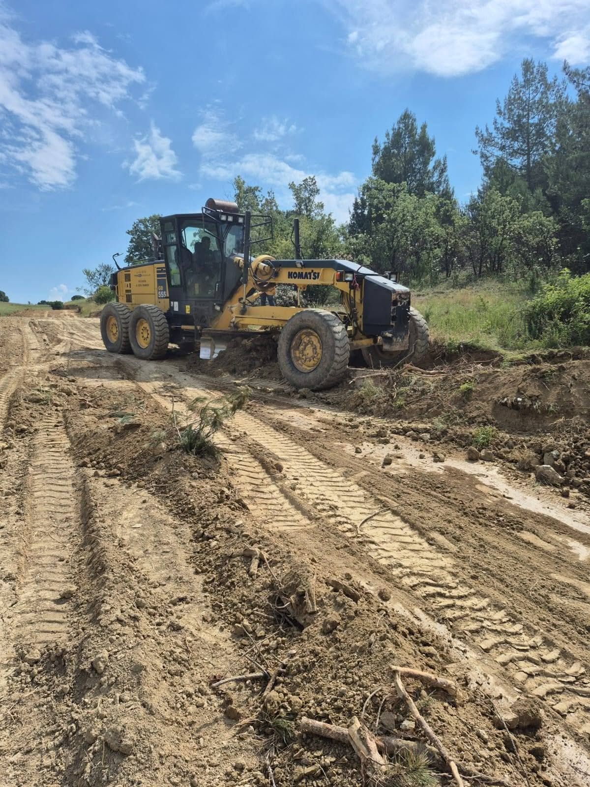 Gökler Beldesinde Dağ Yollarına Güvenli Dokunuş: Yol Tesviye Çalışmaları Tamamlandı!