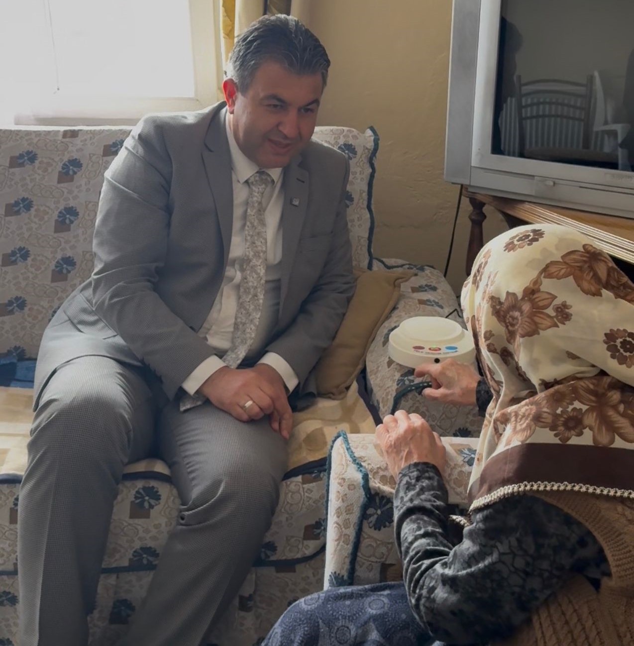 Gediz’de Yaşlı ve Kimsesiz Vatandaşlara “Tek Tuşla” Destek: Akıllı Telefon Uygulaması Hayata Geçti