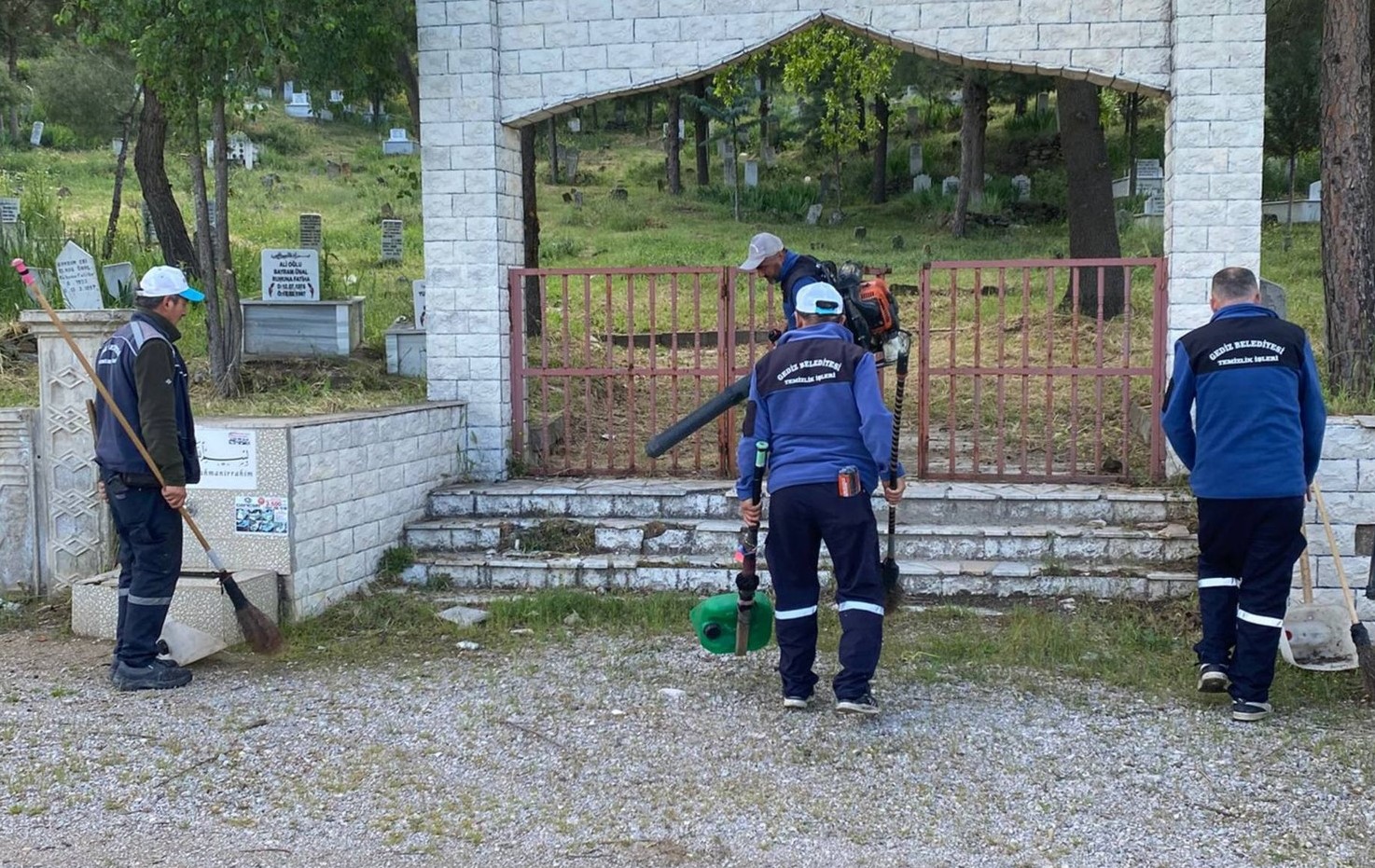 Gediz’de Kabir Ziyaretleri İçin Mezarlıklarda Hummalı Temizlik Mesaisi Yapıldı