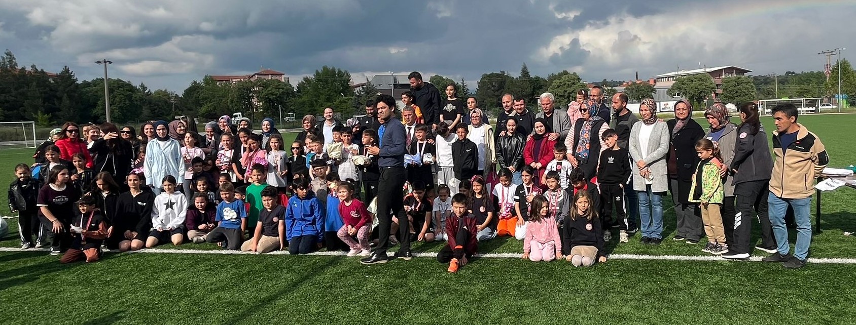 Gediz’de Geleceğin Şampiyonları Yarıştı: “Minik Adımlardan Büyük Adımlara” Atletizm Yarışmaları Sona Erdi