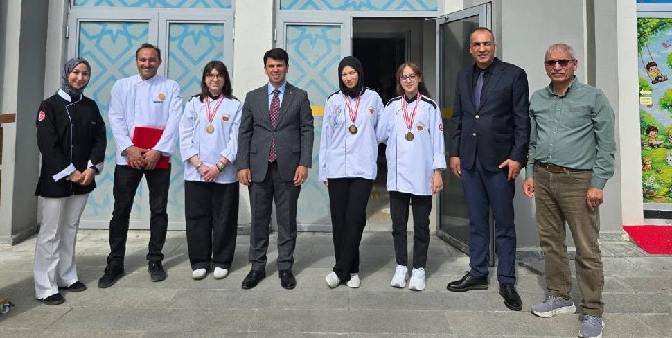 Altın Kızlara Okulda Muhteşem Karşılama: Şampiyonlara Protokol ve Sanayiden Ödül Yağdı!