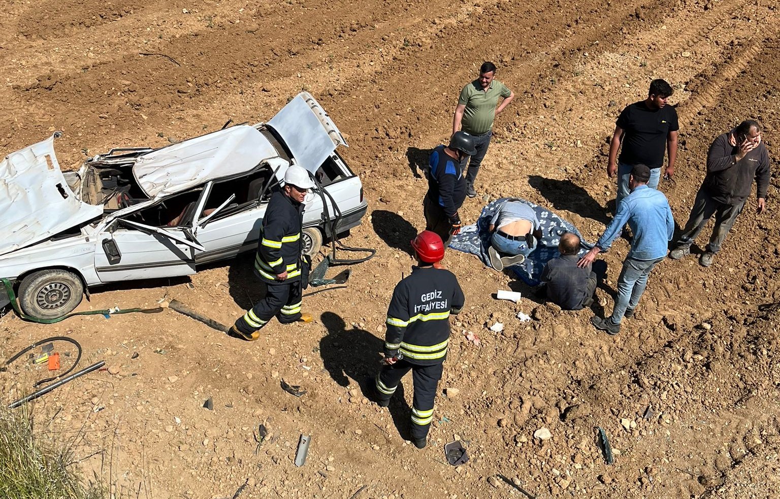 Gediz-Uşak Karayolunda Kaza: Tarlaya Uçan Otomobilde 2 Kişi Yaralandı