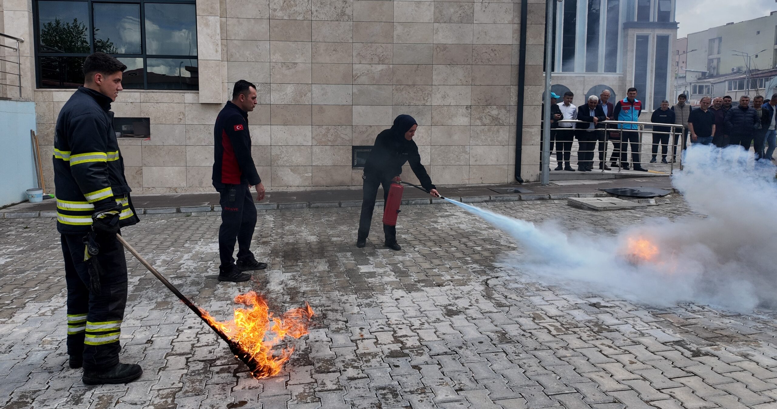 Gediz’de Kamu Personeline Hayati Eğitim: İtfaiye Ekiplerinden Yangın Güvenliği Semineri ve Tatbikatı
