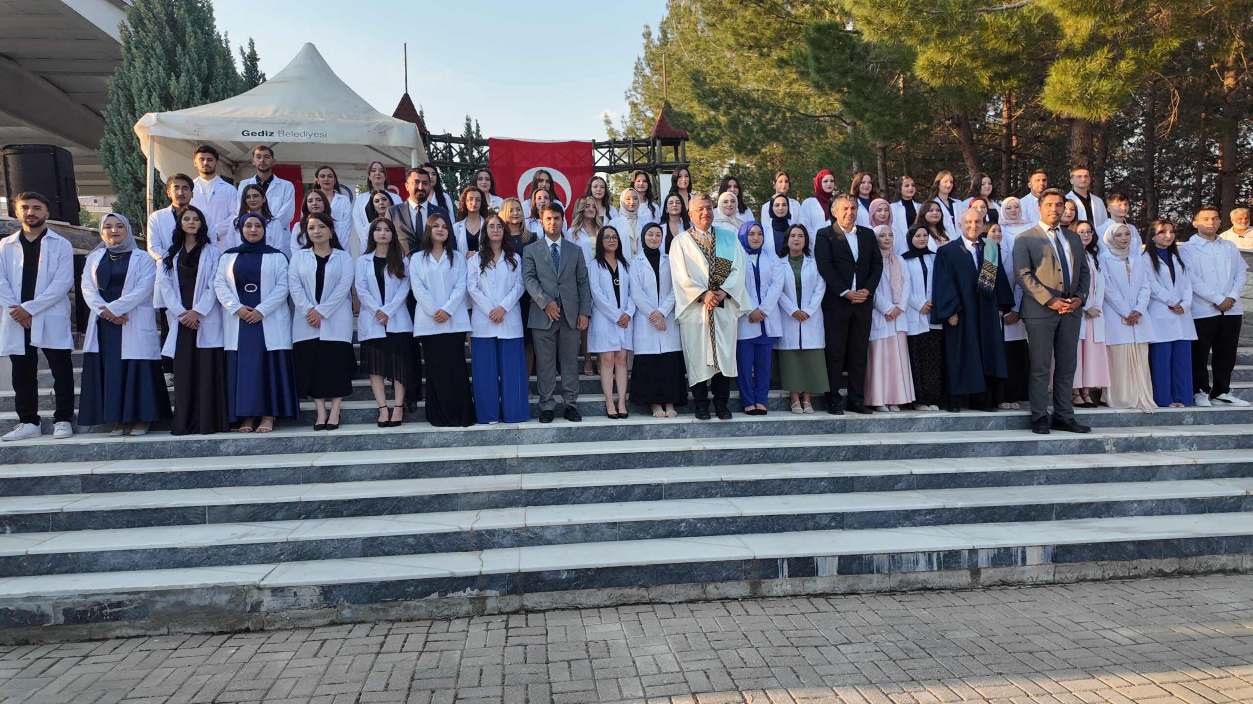 Gediz MYO’da Muhteşem Mezuniyet Gecesi: 460 Genç Geleceğe Uğurlandı ve Yapay Zeka Müjdesi Geldi!