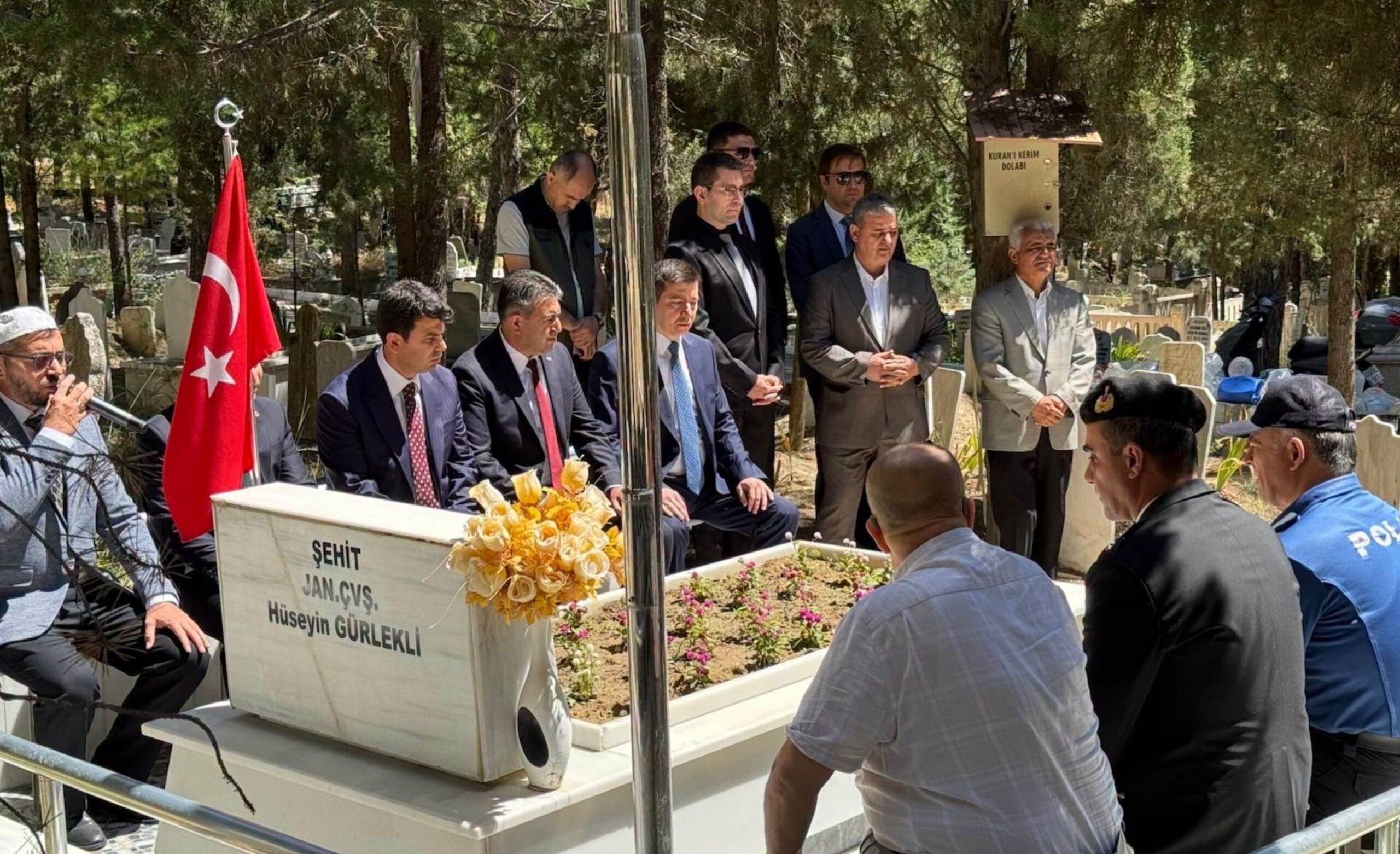 GEDİZ’DE ŞEHTİLER KABİRLERİ BAŞINDA ANILDI