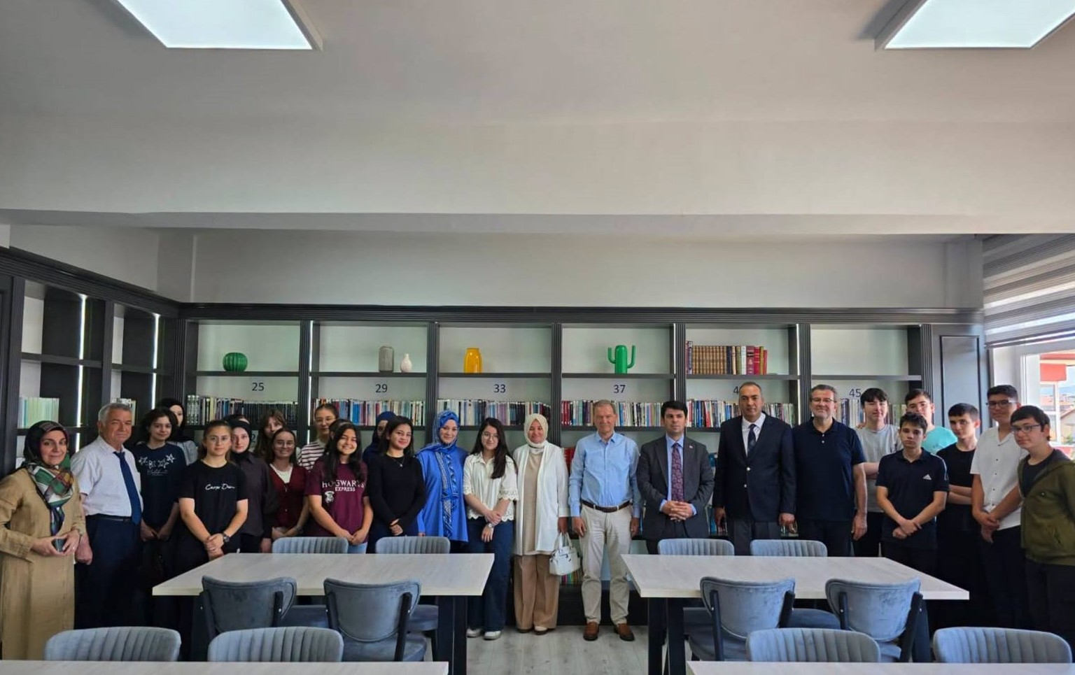 Gediz Fen Lisesine Yeni İlim Yuvası: Yenilenen Modern Kütüphane Hizmete Açıldı!
