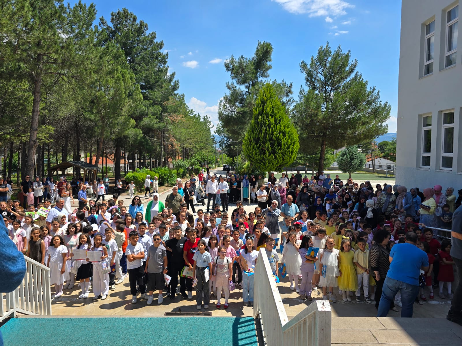Gedizli Öğrencilere Başkan Akel’den Büyük Sürpriz: Karne Hediyesi Ücretsiz Aquapark!