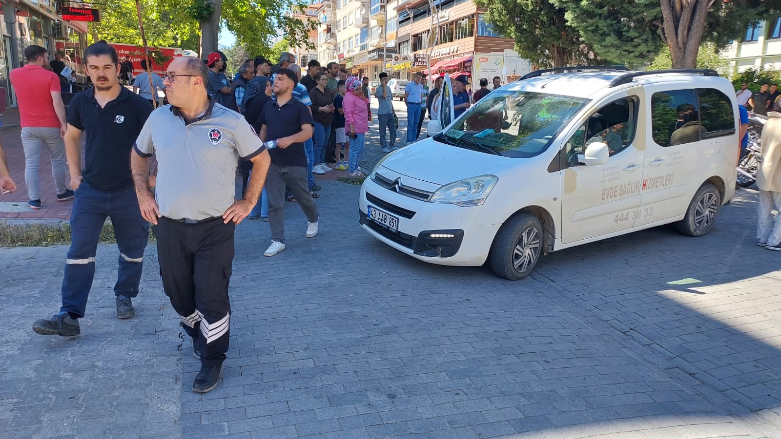 Gediz’de Motosiklet ile Evde Sağlık Aracı Çarpıştı: 1 Yaralı