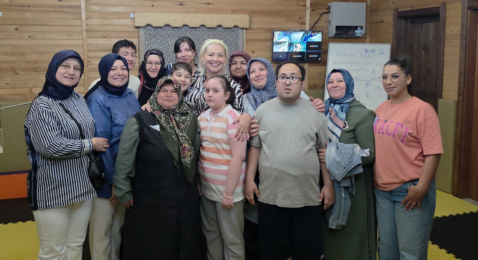 GEDİZ’DE ZAHİDE YETİŞ’TEN ÖZEL ÇOCUKLARA VE ANNELERİNE ANLAMLI ZİYARET
