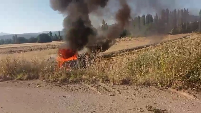 Gediz’de Takla Atan Otomobil Tarlada Alev Topuna Döndü!