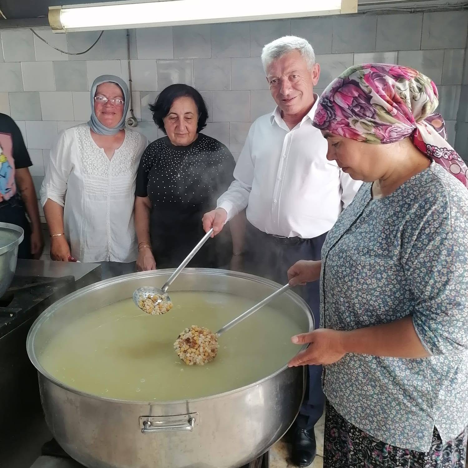 Şaphane’de Aşure Kazanları Bereket İçin Kaynadı: Birlik ve Beraberlik Aynı Sofrada Buluştu