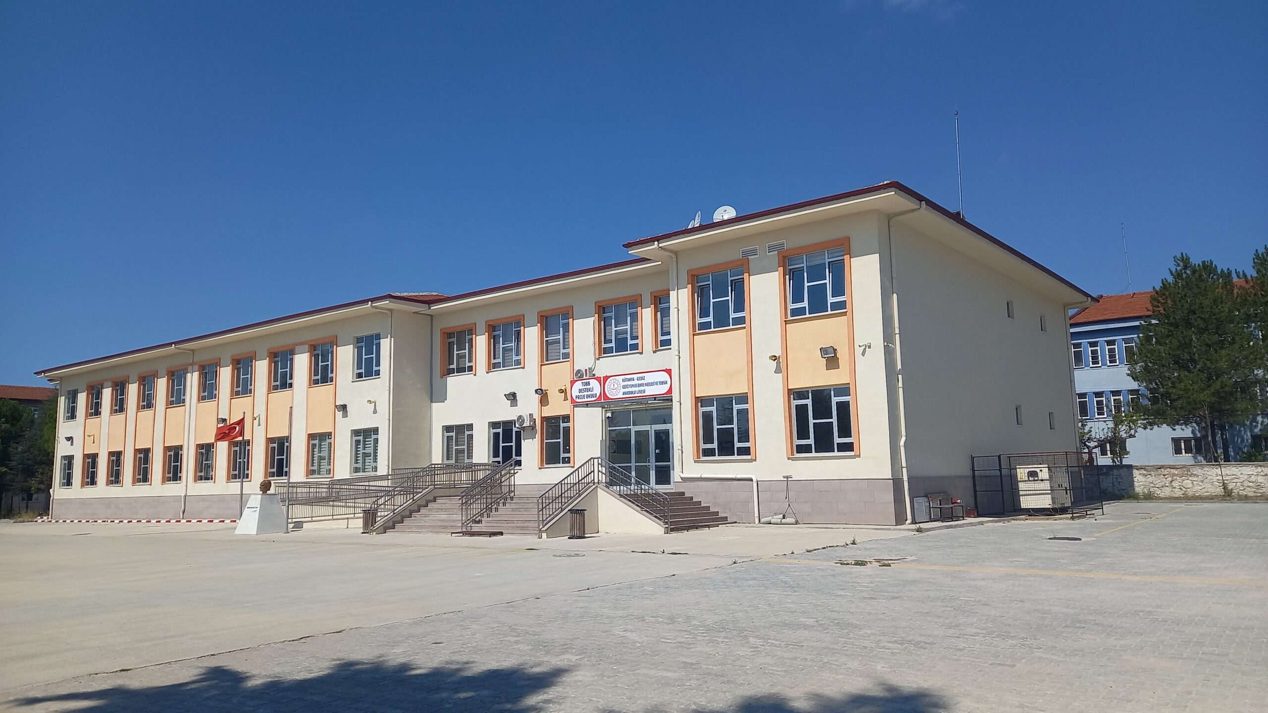 Gediz’de Mesleki Eğitimde Tarihi Adım: Yunus Emre MTAL Bünyesinde Ortaokul Bölümü Açıldı!