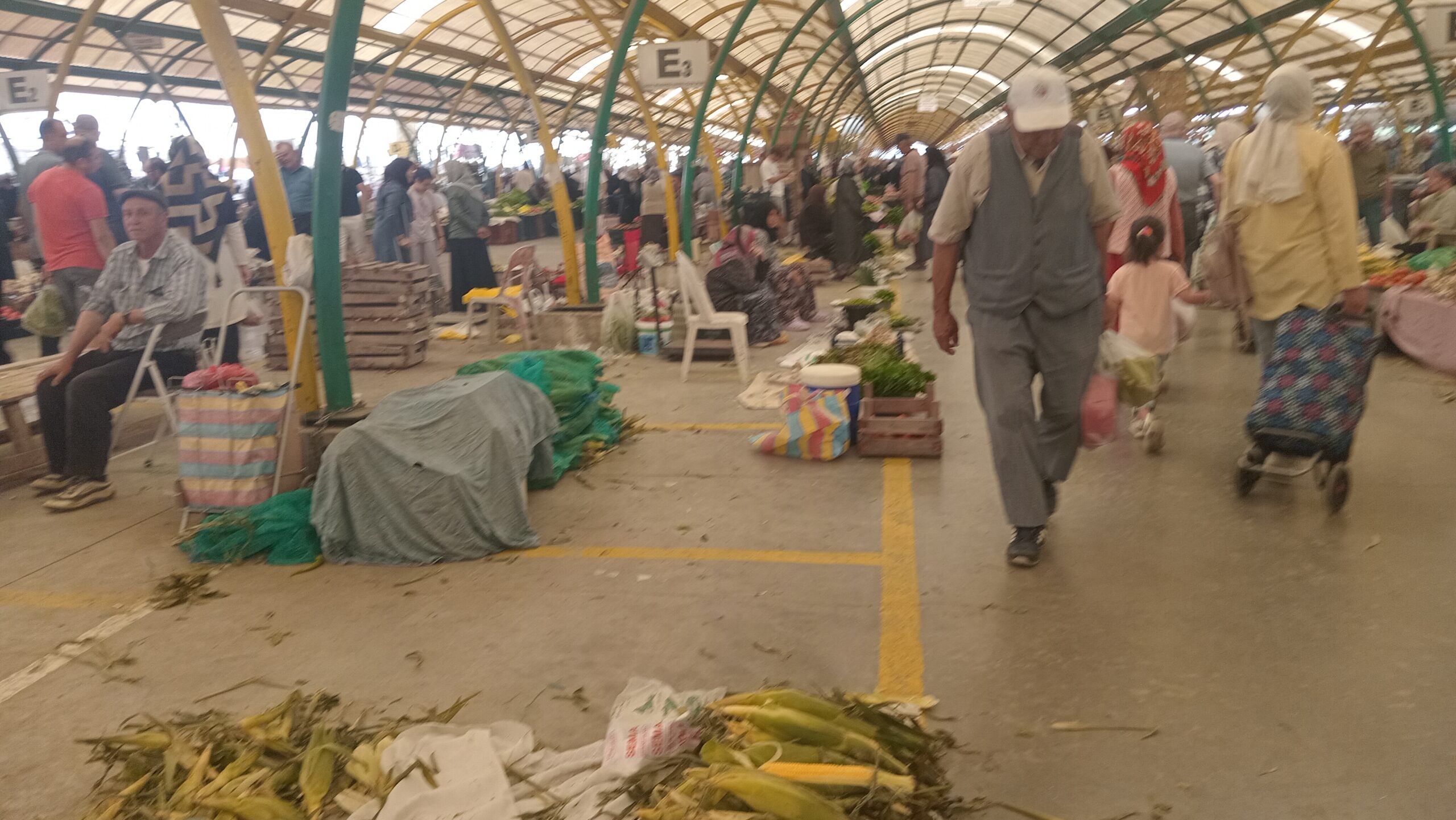 Gediz Pazarı’nın Gizli Kahramanları: Toprağın Bereketini Tezgaha Taşıyan Emektar Kadınlar