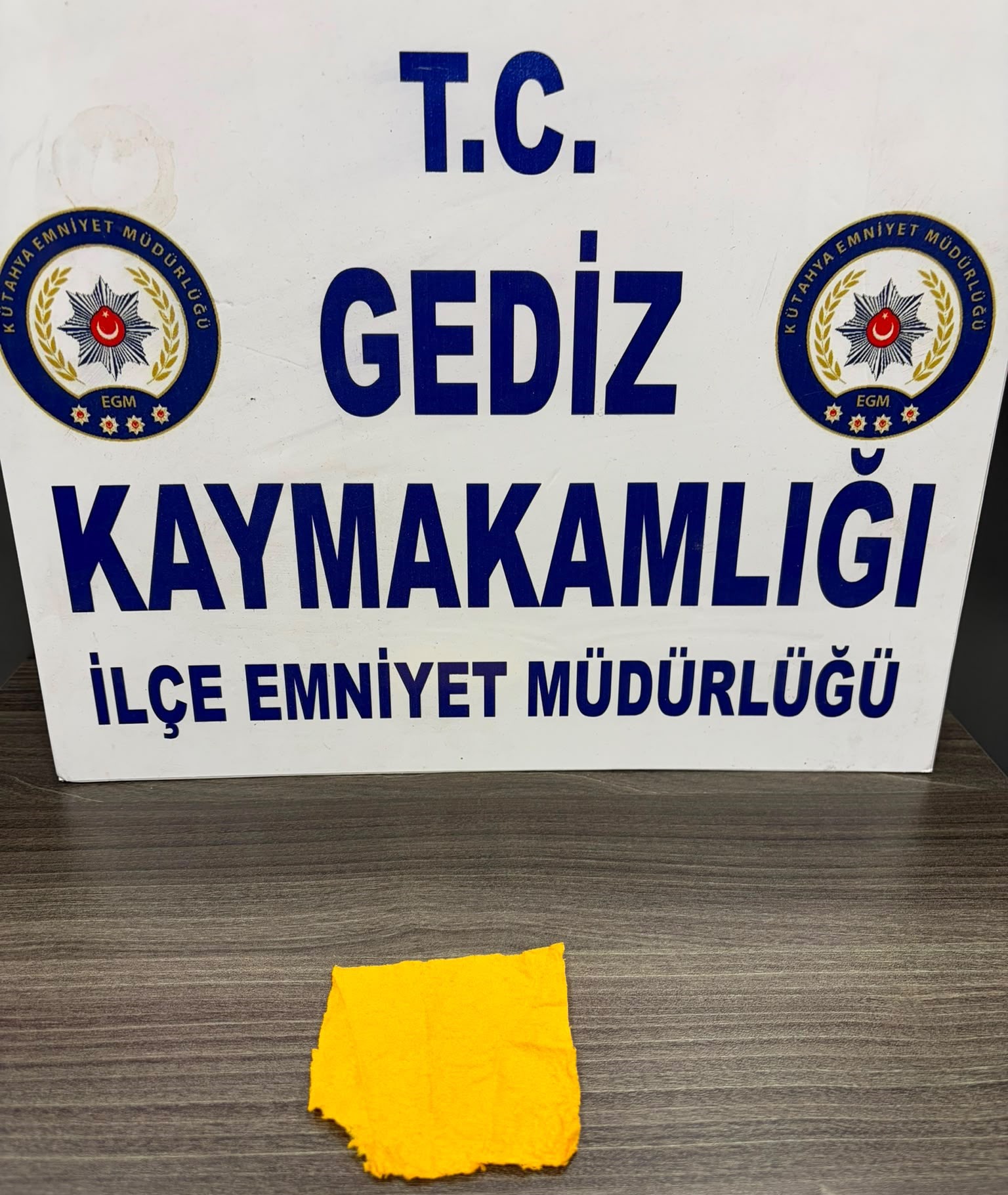 Gediz’de Uyuşturucu Operasyonu: Koordineli Çalışmayla Yakalanan Araçtan Çok Sayıda Sentetik Madde Çıktı